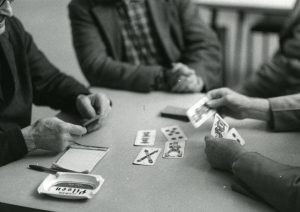 Il gioco delle carte, s.d. ph. Giulio Cagol, © Archivio dell’Ufficio stampa. Provincia autonoma di Trento, Archivio fotografico storico provinciale