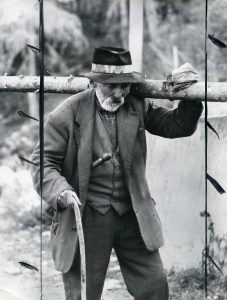 Anziano che tra sporta un tronco, s.d. ph. Flavio Faganello © Archivio dell’Ufficio stampa. Provincia autonoma di Trento, Archivio fotografico storico provinciale